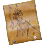 Καπνοθήκη Tαμπά Δερμάτινη Χειροποίητη Πυρογραφία ''Καθιστή Νεράιδα''- fmk-212-1